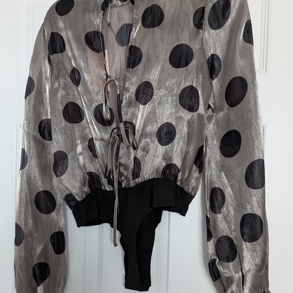 BNWT Missguided Size 2 Gold Metallic Polka Dot Open/Tie-Back Bodysuit Blouse - Picture 5 of 14